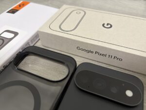 Pixel 11 Proの本体とSpigenのケースを化粧箱の上に並べた写真。カメラバーの形が見える