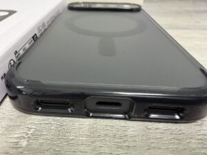 Spigenのケースを装着した状態の底面。USB-C端子とスピーカーの開口部
