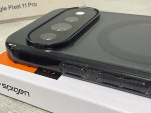 Spigenのケースを装着したPixel 11 Proのカメラ周りと側面ボタン。手前にSpigenのパッケージ