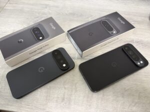 Pixel 9 Pro XLとPixel 11 Proの2台を、それぞれの化粧箱と一緒に並べた写真