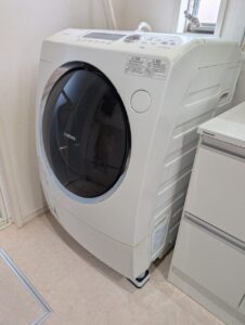 13年使った東芝のドラム式洗濯乾燥機ZABOON TW-Z9500。洗面所に設置された状態