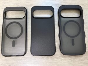 3つのケースを背面側で並べた写真。左から半透明のSpigen、マットな黒のRingke、波型デザインのVENINGO