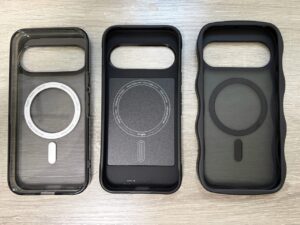 3つのケースを内側から並べた写真。それぞれのマグネットリングの形と位置が見える