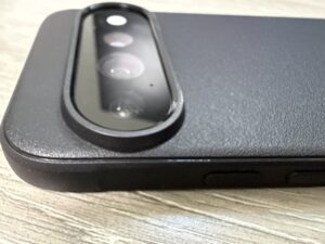 Ringkeのケースを装着した状態のカメラ周り。マットな黒でカメラバーが囲まれている