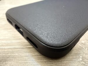 Ringkeのケースの角。マットな質感の背面と、側面に開いたボタン用の穴