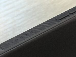 Ringkeのケース側面にある細かな凹凸加工のアップ。ブランド名が刻まれている
