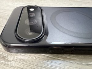 Spigenのケースを装着した状態のカメラ周り。半透明の黒でカメラバーが囲まれている