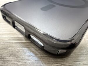 Spigenのケースの角。光沢のあるツルツルした側面とボタン部分