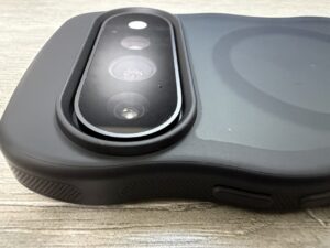 VENINGOのケースを装着した状態のカメラ周り。波型にうねった縁が見える