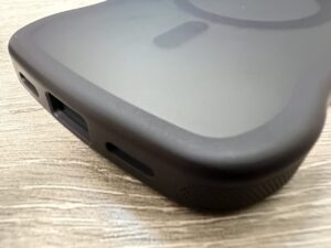 VENINGOのケースの角。うねうねした波型の側面と、マットな半透明の質感