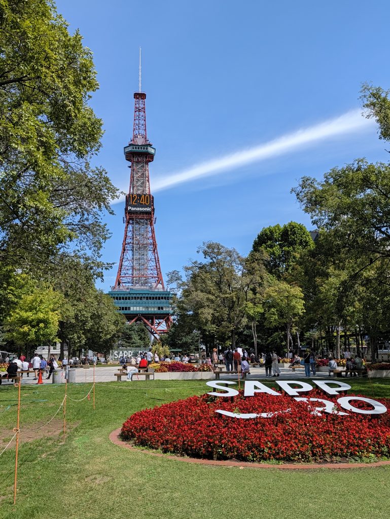 大通公園から見たさっぽろテレビ塔。手前に赤い花壇と「SAPPORO」の花文字