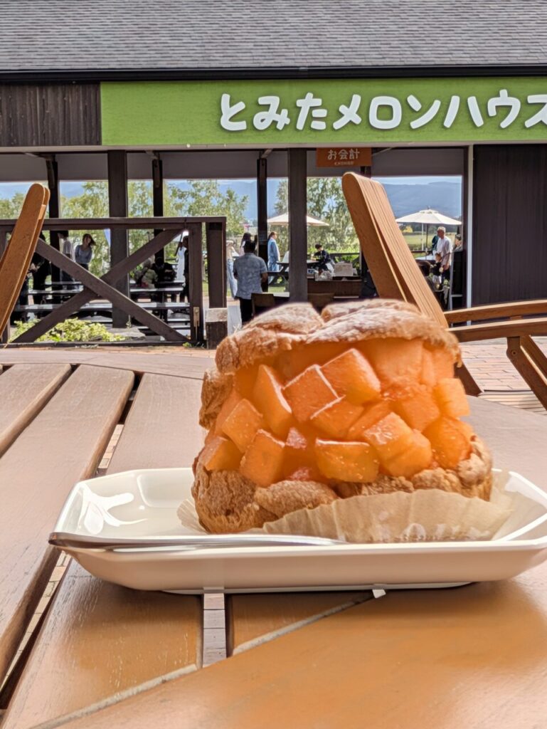 とみたメロンハウスのメロンシュークリーム。角切りのメロンがたっぷり挟まれている