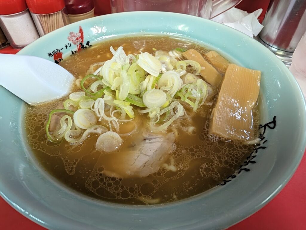 梅光軒の旭川ラーメン。澄んだ茶色のスープに、チャーシュー・メンマ・たっぷりのネギがのっている