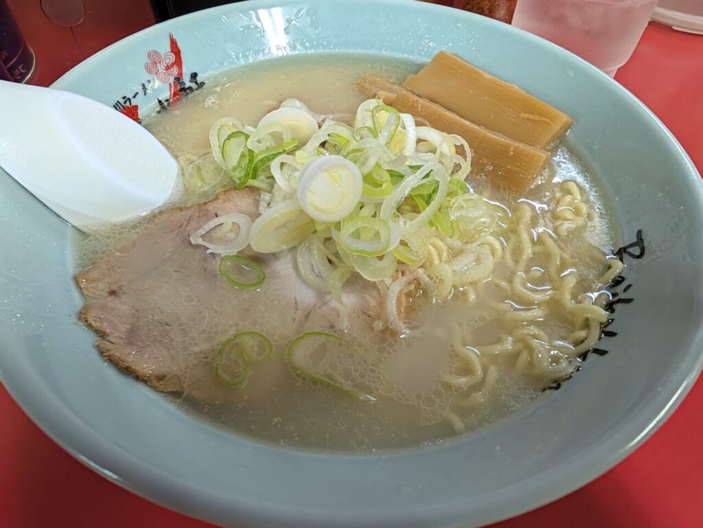 梅光軒の旭川ラーメン。白っぽいスープに、チャーシュー・メンマ・ネギがのった一杯