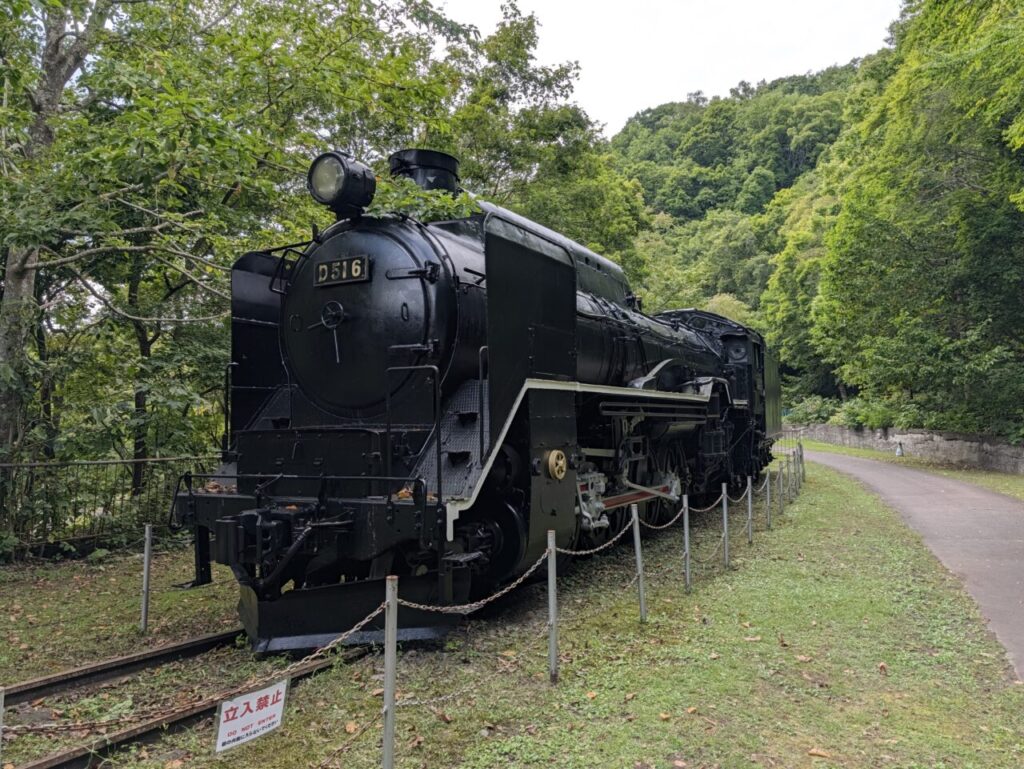 神居古潭に保存展示されている黒い蒸気機関車
