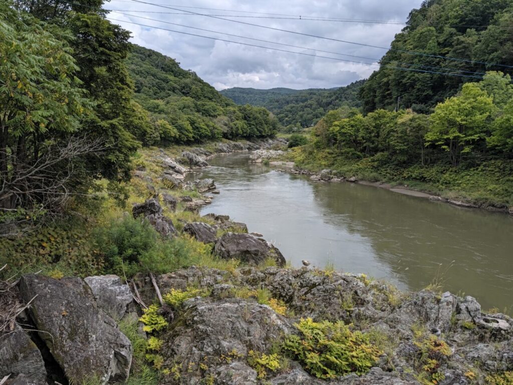 神居古潭の石狩川。岩が露出した川岸と、曲がりくねった流れ